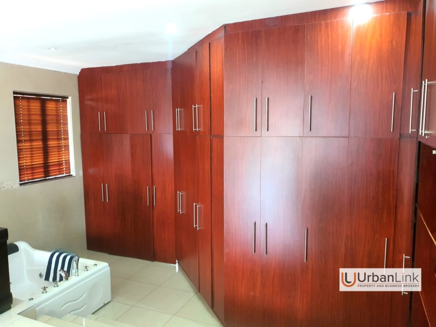 6 Bedroom Property for Sale in Safari Gardens North West